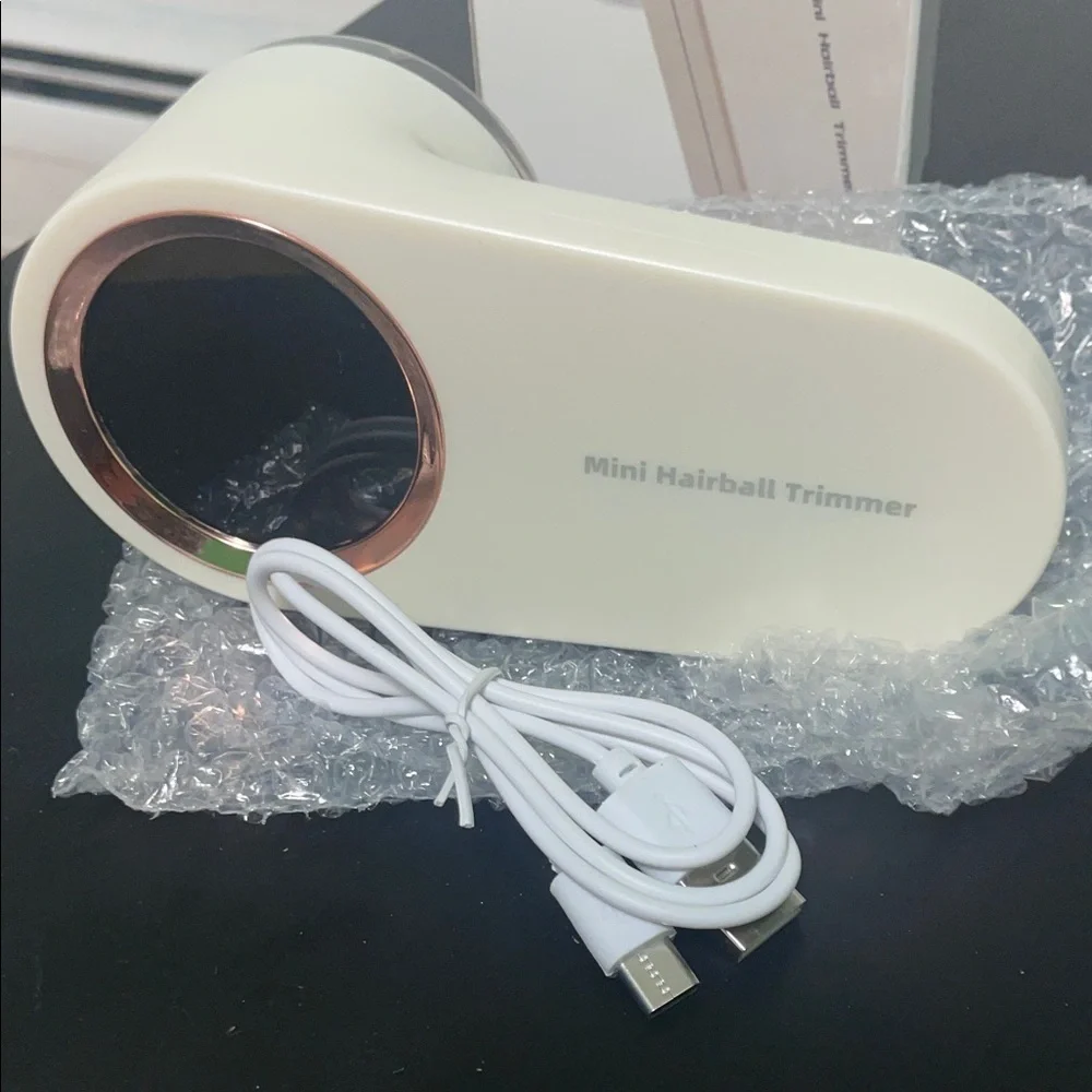 Electric Lint Remover in White and Black - Picture 2 of 4